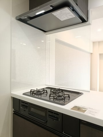 【3口コンロ】　3口ガスコンロで複数の料理を同時に調理でき、忙しい日の食事づくりもスムーズに進みます。