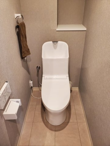 落ち着いた色調のトイレです