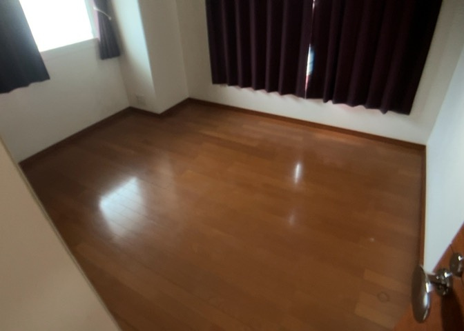 洋室のメリットは重い家具が置きやすく、身の回りが整理しやすいことです。　床がフローリングのため畳とは異なり凹みにくいです。　クローゼットなど収納が豊富で、普段使わない旅行カバンや服の整頓も簡単にです。
