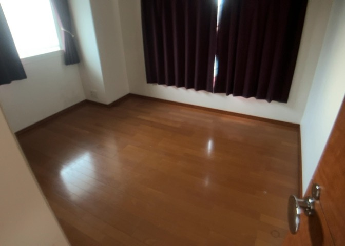 寝室でゆっくりと過ごすためにはベッド周りの適度な空間を担保することや窓の位置、照明の明るさ、寝室の広さなどを考える必要があります。自身や家族の構成とライフスタイルに併せて寝室にする部屋を選びましょう！