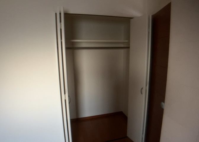 デザイン性を重視しすぎて収納が少なかった！なんてことにならないため、事前に現地で収納の数を確認しておくことをお勧めします。クローゼット以外にも床下収納や屋根裏収納、パントリーなどもチェックしましょう。