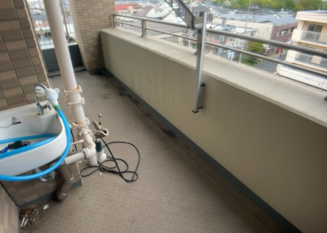 バルコニーは、室外の専用スペースのうち、「屋根がなく開放された空間」であるものを指します。ベランダより広いタイプのものが多く、日当たりもよいため家庭菜園などを楽しみたい人にとって適した環境となります。