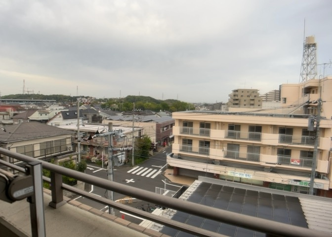 眺望の良さを楽しめるダイニングキッチンで家族団らんの時間を過ごしてはいかがでしょうか。バルコニーから見える景色を家族で眺める時間は、時間が経つのを忘れてしまいそうですね。是非、現地を見に行きましょう！