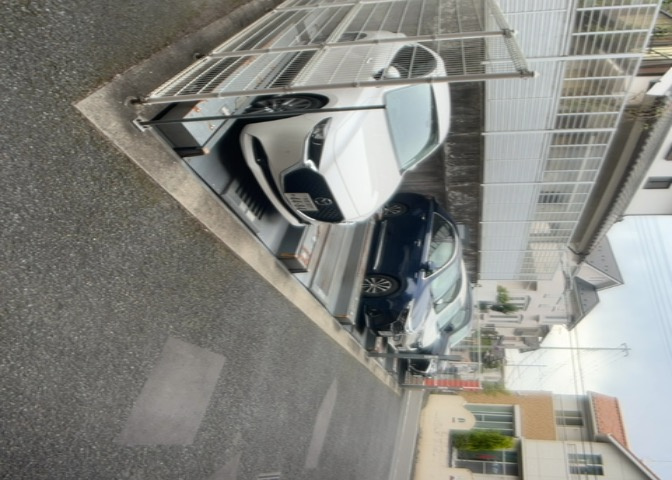 車一台あたりに必要なスペースは、標準サイズの普通自動車で横幅2m50cm、長さ5mは必要になります。ただし、乗降のことも考慮して横幅3m30cm、長さ5m50cmほどは確保できるところを選びましょう。