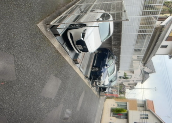 駐車場と明記されていても、最小スペースでつくられた駐車場だと大型車は駐車できなかったり、出入りしにくくなったりする可能性があります。お車のサイズと購入したい物件の駐車場のサイズを現地で確認しましょう。