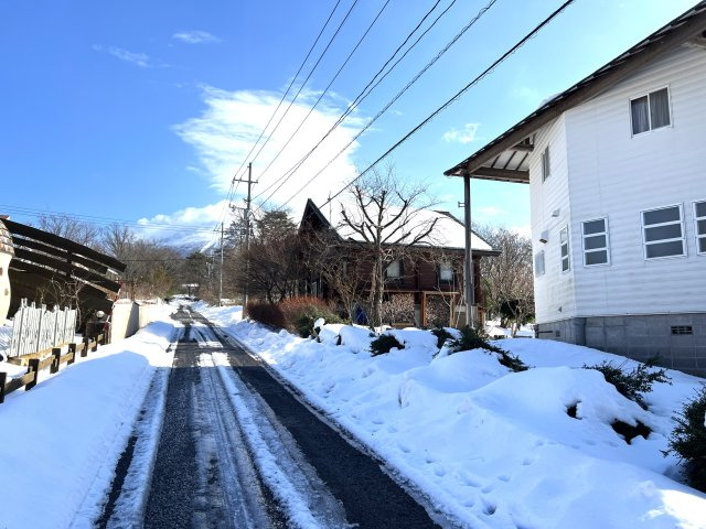 道の奥に大山が見えます