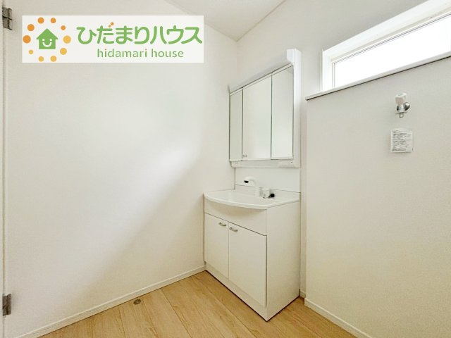 三面鏡の大きな鏡は憧れます(^^♪　鏡の後ろは収納となっていて、細かいものでも収納できるのでスッキリと整理できます！