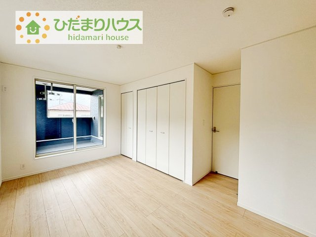広めの主寝室は、ベッドの他にもパソコンデスクやドレッサーなども置けちゃいます(*^-^*)