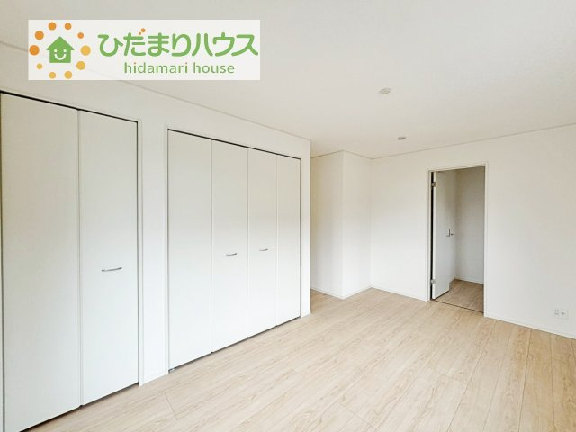 大きなベッドを置いても余裕の広さの主寝室♪