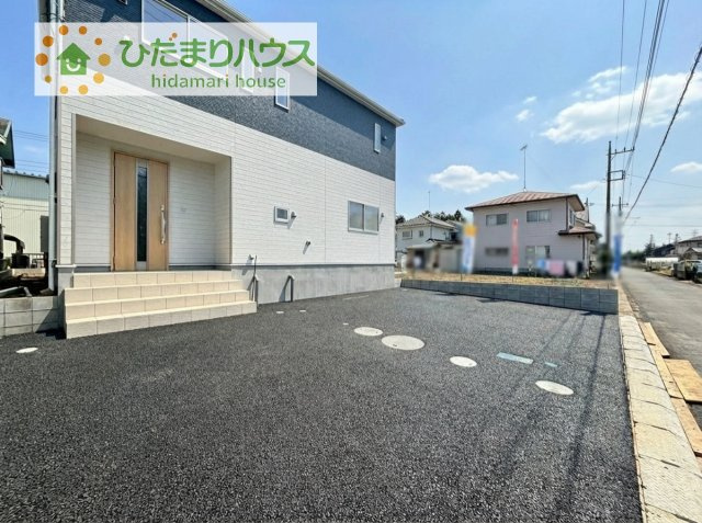 ゆったりとしたカースペースで、ファミリーカーや軽自動車もラクラク駐車出来ますね♪