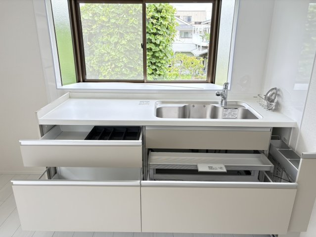 収納豊富なキッチンで、調理器具や食品も整理しやすく便利です。