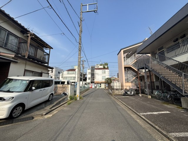 2026年7月23日撮影　2026年7月23日撮影　道路は幅員にゆとりがあり、陽当たり・通風ともに良好です！車の出し入れもスムーズで、小さなお子様がいるご家族も安心して歩けます。穏やかなこの場所で、新