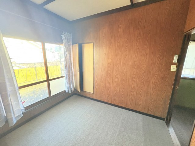 約4.5帖の洋室は、バルコニーへ出入りできる明るいお部屋です。寝室や子ども部屋、書斎など用途に合わせて使い分けが可能。窓から自然光が差し込み、心地よい住空間を演出します。　