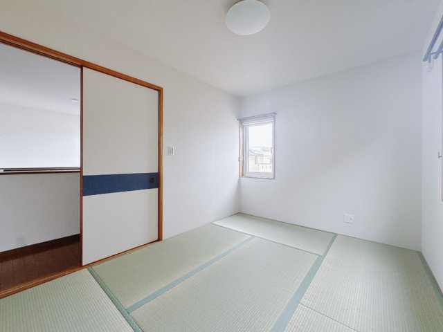 ■和室｜扉付きの和室なのでプライベートな空間にもなります。ご両親がお泊りになっても、ぬくもりを感じられる和室でゆっくりとお寛ぎいただけます♪