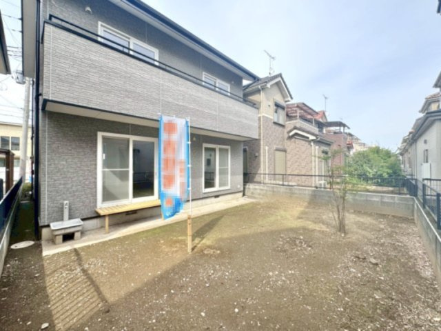 ■外観｜ちょっとしたガーデニングや家庭菜園を楽しめる庭スペースがあり、日々の暮らしに彩りをプラスしてくれます。