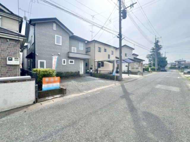 ■外観｜周囲の見渡しが良く、車の出入りの際も安全確認がしやすいため、小さなお子様がいるご家庭でも安心です♪