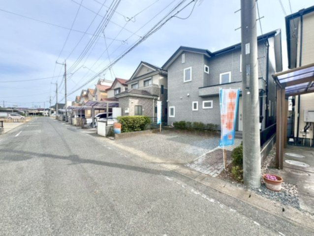 ■外観｜道路幅にゆとりがあることで駐車もしやすく、来客時や複数台利用の際にもストレスを感じにくいのが魅力の一つです♪