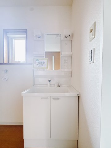 ■洗面室｜大きな鏡と使いやすさがいっぱいの洗面化粧台。お手入れ簡単でいつもキレイに(*^^*)