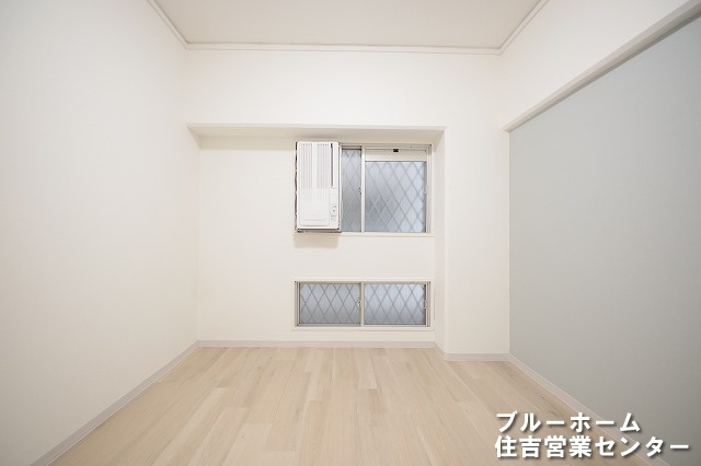 約5.3帖の洋室です！お部屋には収納や窓があります！