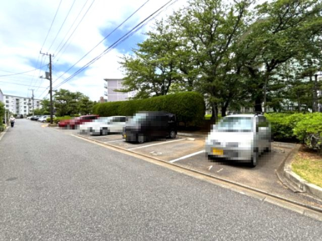 綺麗に舗装された駐車場です！