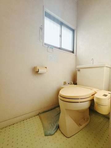 ■トイレ｜自然光が入る落ち着いた空間です。ついつい長居してしまいますね♪