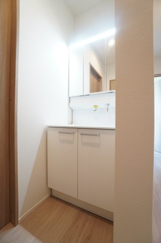 鏡裏にも収納があるタイプの洗面台を設置しています。※類似物件の参考画像です。