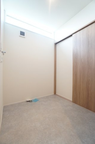 脱衣所。洗濯機置き場はもちろん、収納棚を設置できるスペースを確保。※類似物件の参考画像です。