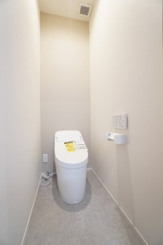 タンクレスタイプのトイレで見た目スッキリ♪※類似物件の参考画像です。