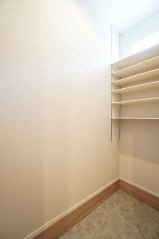 靴だけでなく、アウトドア用品やベビーカーなども置けるシューズクローク。※類似物件の参考画像です。