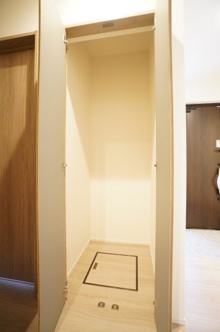 玄関収納はトイレ、洗面所、浴室にも近いため買ってきたストック用品の一時保管場所として便利です。※類似物件の参考画像です。
