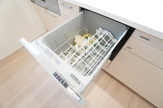 キッチンにはビルトイン食器洗浄乾燥機がついています。※類似物件の参考画像です。