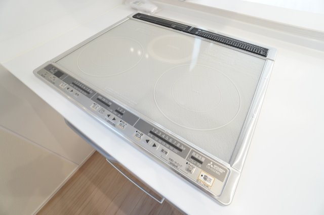 IHコンロは火を使わないので小さいお子様がいても安心です。※類似物件の参考画像です。