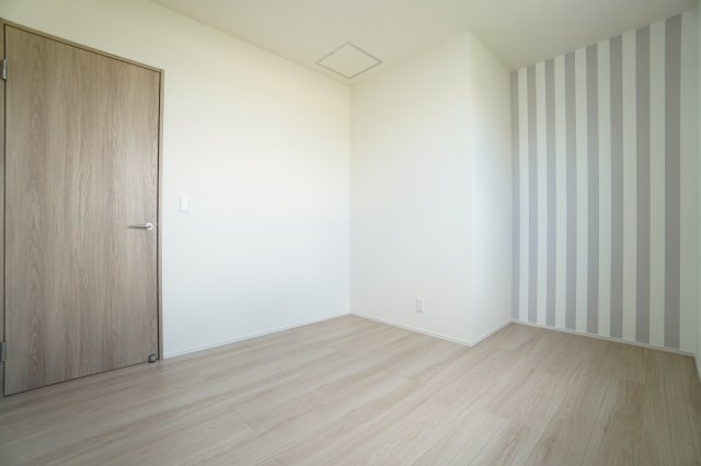 5.3帖洋室。オープンクローゼットは扉がない分、お部屋の広さを最大限に使用できます。※類似物件の参考画像です。