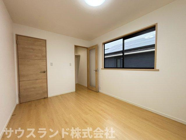 落ち着いた色調の洋室です