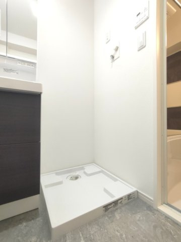 【室内洗濯機置き場】　収納棚を設けていないため、お好みの使い方が可能です。