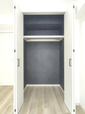 【洋室約5.1帖　収納】　ワイドなクローゼットを備え、衣類などをたっぷり収納可能。