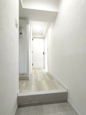 【廊下】　美しい木目が暮らしに温もりと安心感を与えてくれます。