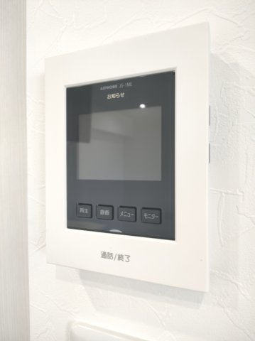 【TVモニター付きインターフォン】　訪問者の顔を見ることができるので、安心してドアを開けられます。