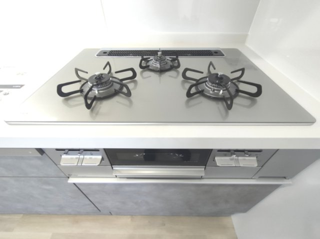 【3口コンロ】　3口コンロ、グリル付きでお料理のレパートリーも増えそうです。