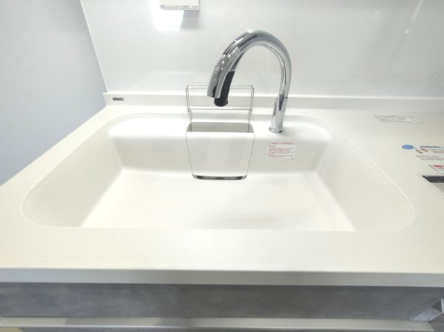 【シンク】　人造大理石のシンクは天板との継ぎ目がないためお手入れがラクラク♪