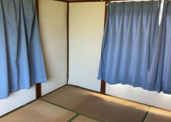 洋室のメリットは重い家具が置きやすく、身の回りが整理しやすいことです。　床がフローリングのため畳とは異なり凹みにくいです。　クローゼットなど収納が豊富で、普段使わない旅行カバンや服の整頓も簡単にです。