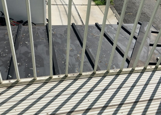バルコニーは、室外の専用スペースのうち、「屋根がなく開放された空間」であるものを指します。ベランダより広いタイプのものが多く、日当たりもよいため家庭菜園などを楽しみたい人にとって適した環境となります。