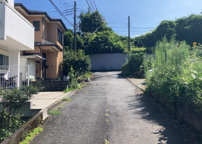 住宅用の土地では前面道路に2m以上接していなければならないと法律で定められています。しかし、お持ちの車のサイズやライフスタイルなどにより、2mでは利便が悪い場合もございますので、事前に確認しましょう。
