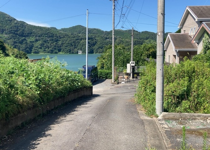 お持ちの車種によっては前面道路が広い方が便利でしょう。しかし、前面道路が広ければその分交通量が多くなるため、騒音などが気になる場合があります。実際に現地を見学し、周辺交通量や騒音などを確認しましょう！