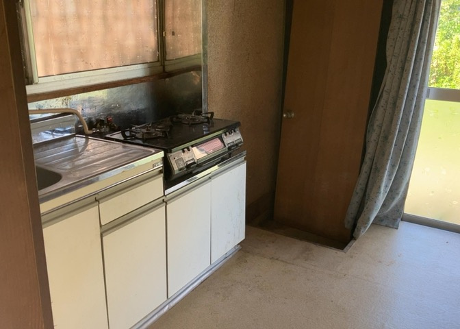 ダイニングとキッチンの間を扉や壁などで仕切らず、一体化させた間取りです。キッチンカウンターがついている物件ならば、食事をキッチンカウンターで取ることで、ダイニングスペースをリビングとして使用できます。