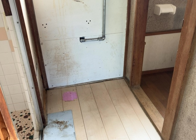 多くの戸建て住宅で見かける洗面脱衣所は、洗面台と洗濯機が2畳ほどのスペースに並べられていて、洗面所が脱衣所を兼ね備えている間取りが一般的です。お客様が利用することもある、パブリックな空間でもあります。