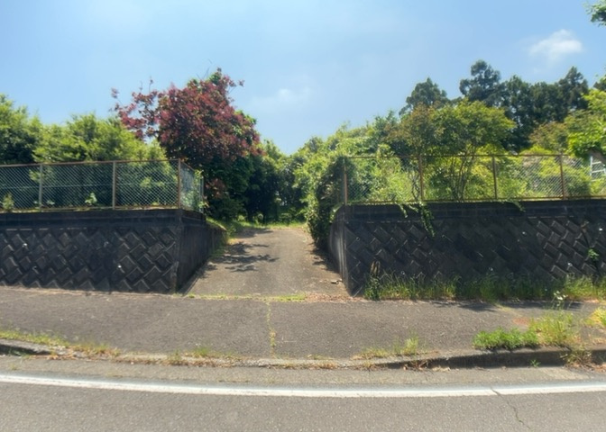 現地に行くなら、物件の周囲の地形がどうなっているかを見ることも大切です。周辺より低くなっている土地では、大雨などで水が集まりやすいため、地盤が弱くなっているということも考えられるため、注意が必要です。