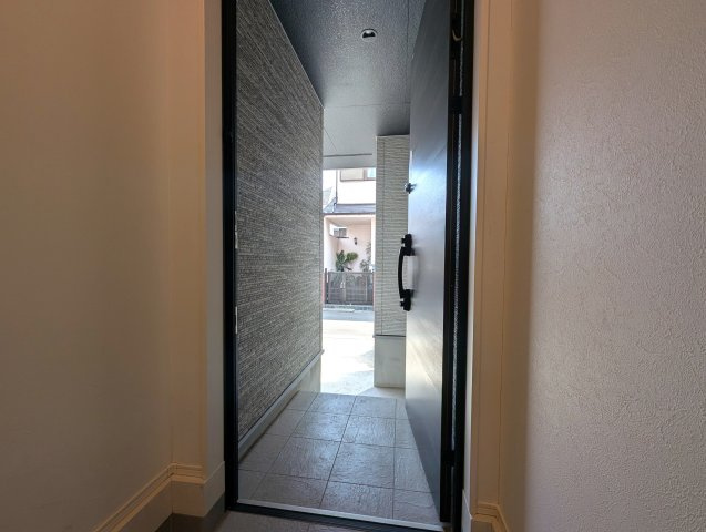 玄関～前面道路までの空間があるので安全ですね◎