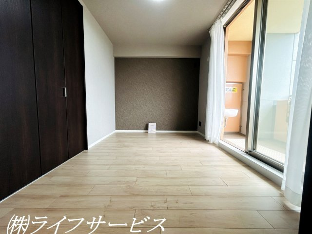 バルコニー側洋室6帖／南西向きのバルコニーに面した陽当り良好のお部屋です！クローゼット有！