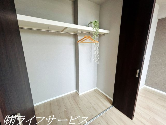 バルコニー側洋室6帖／南西向きのバルコニーに面した陽当り良好のお部屋です！クローゼット有！